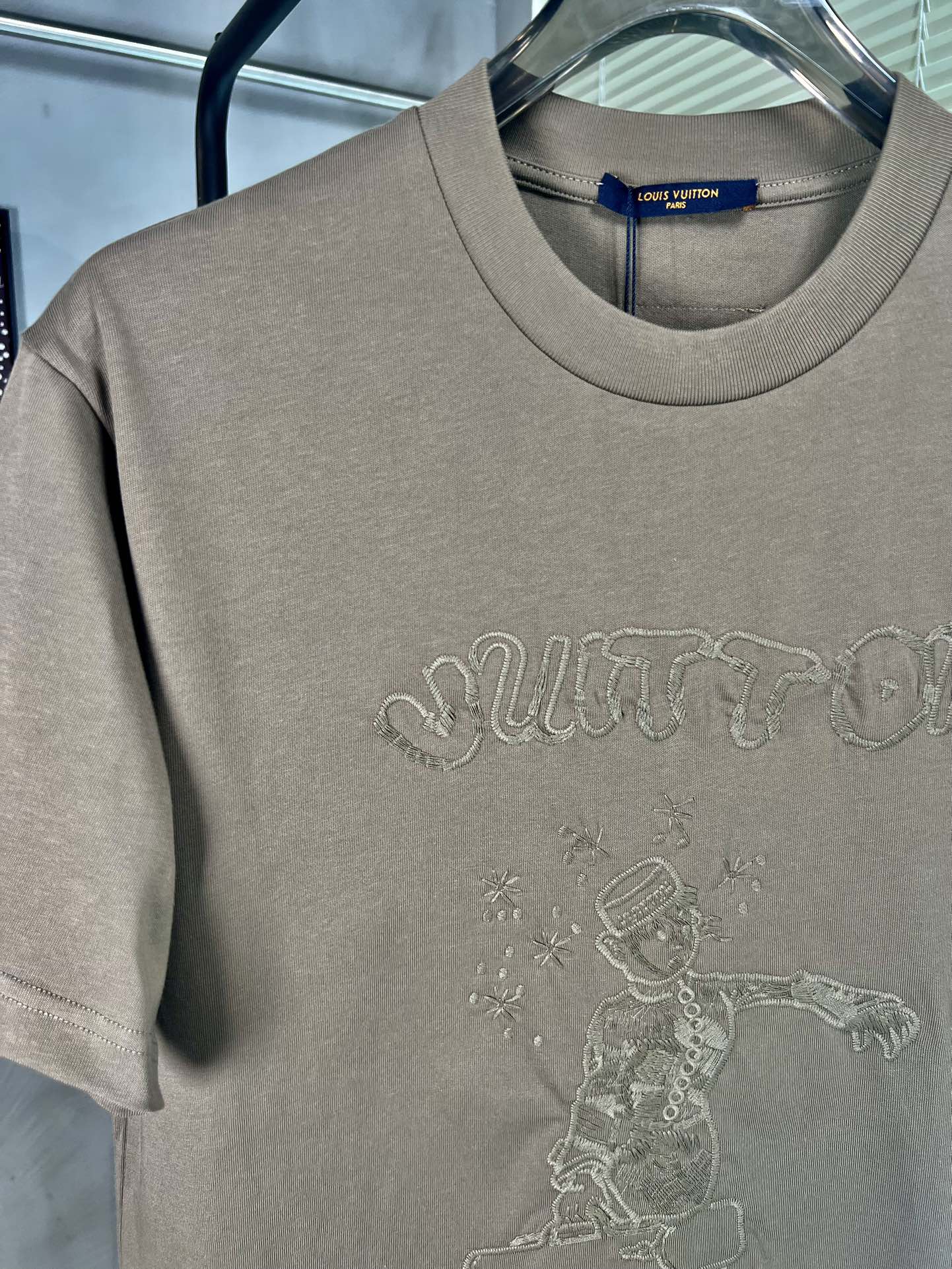 有名人の愛用品ルイヴィトンのＴシャツ偽物おしゃれな刺繍 良いフィット感_5