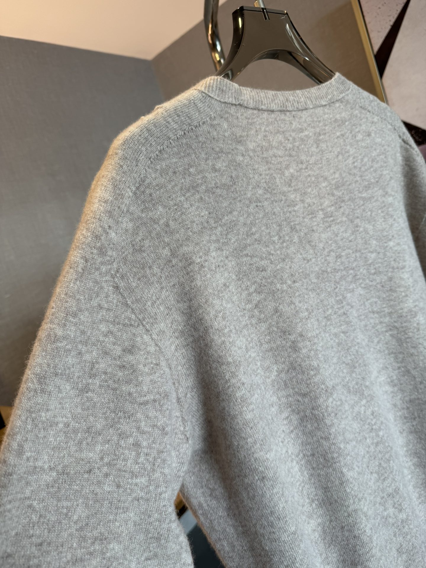 fendi ティー シャツｎ級品 柔らかくて暖かい  トップス シャツ メンズ ウール V形 2色可選 グレイ_4