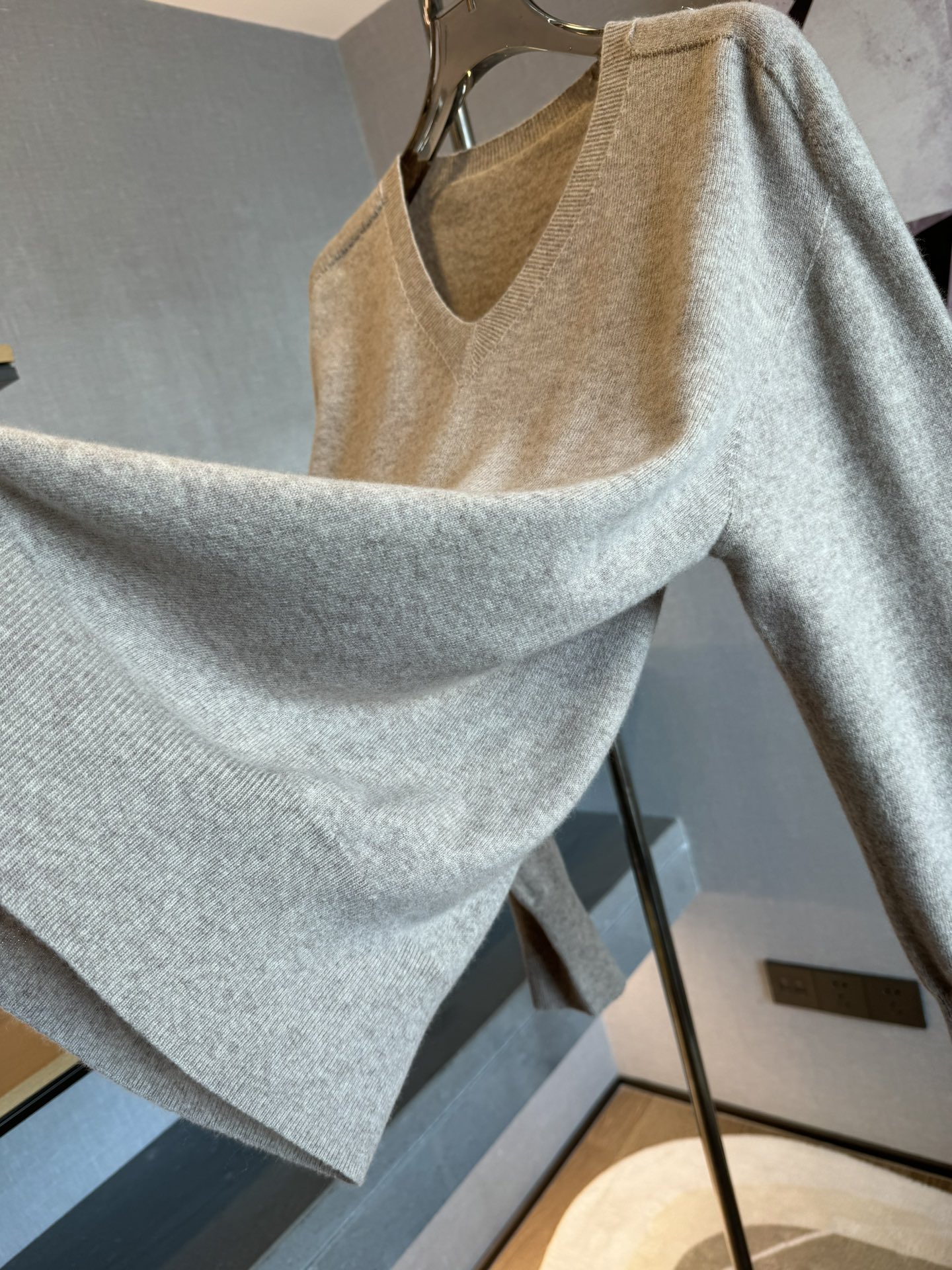 fendi ティー シャツｎ級品 柔らかくて暖かい  トップス シャツ メンズ ウール V形 2色可選 グレイ_6