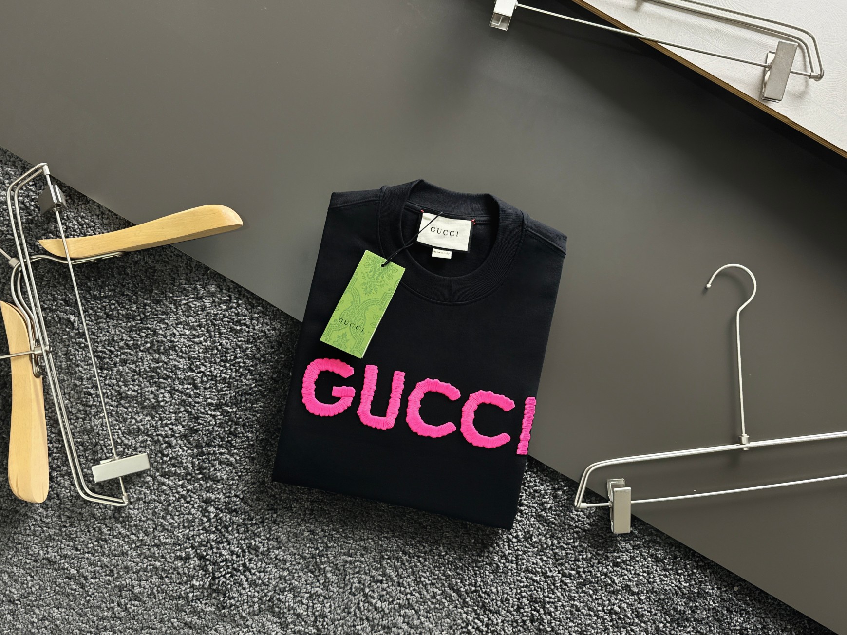 グッチGUCCI限定スーパーコピー半袖Tシャツコットンブラック柔らかい花柄レディースメンズ_2