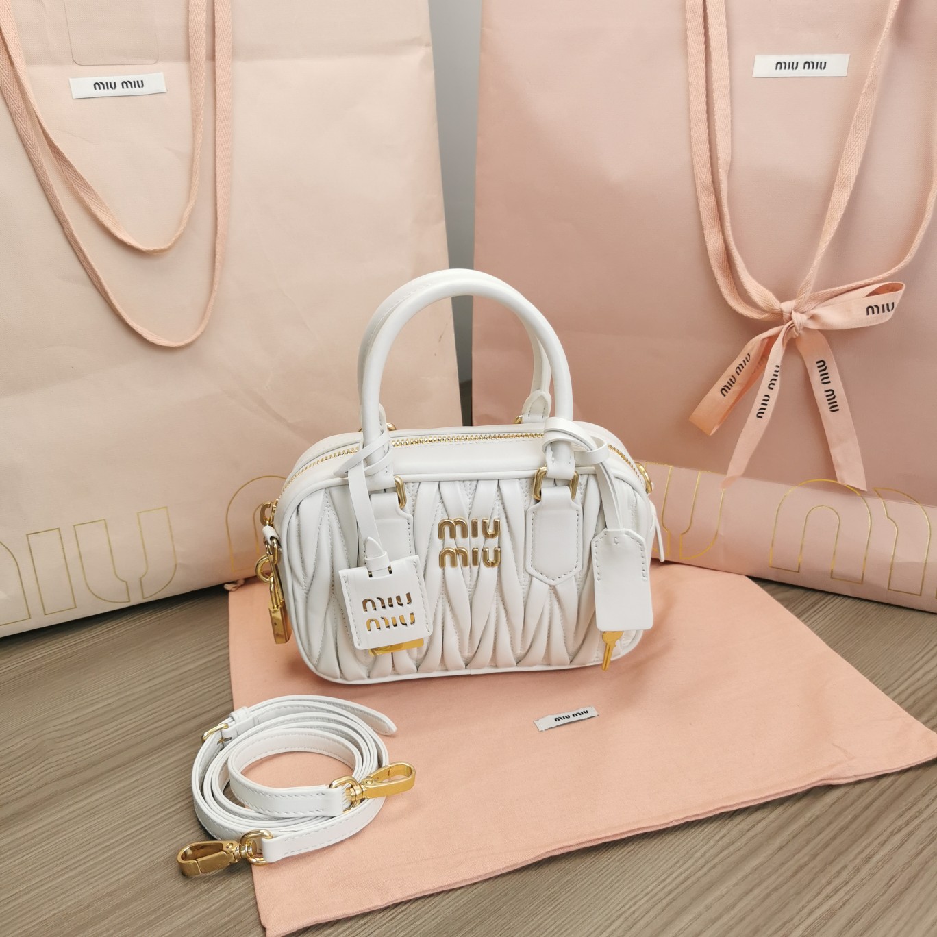 オシャレにお得100%新品miumiu レザーバッグ偽物 新作Too Prettyボウリングバッグ_1