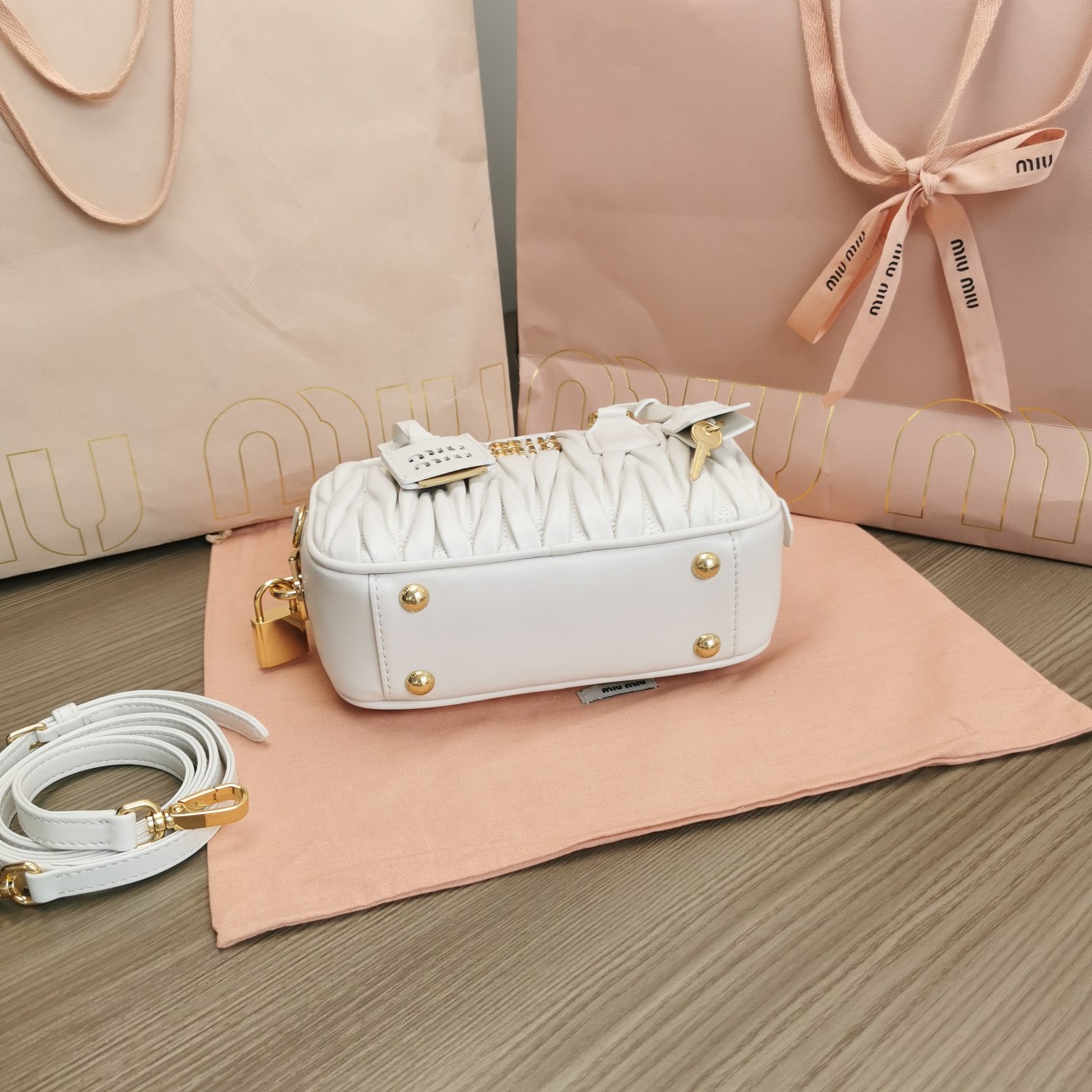 オシャレにお得100%新品miumiu レザーバッグ偽物 新作Too Prettyボウリングバッグ_4