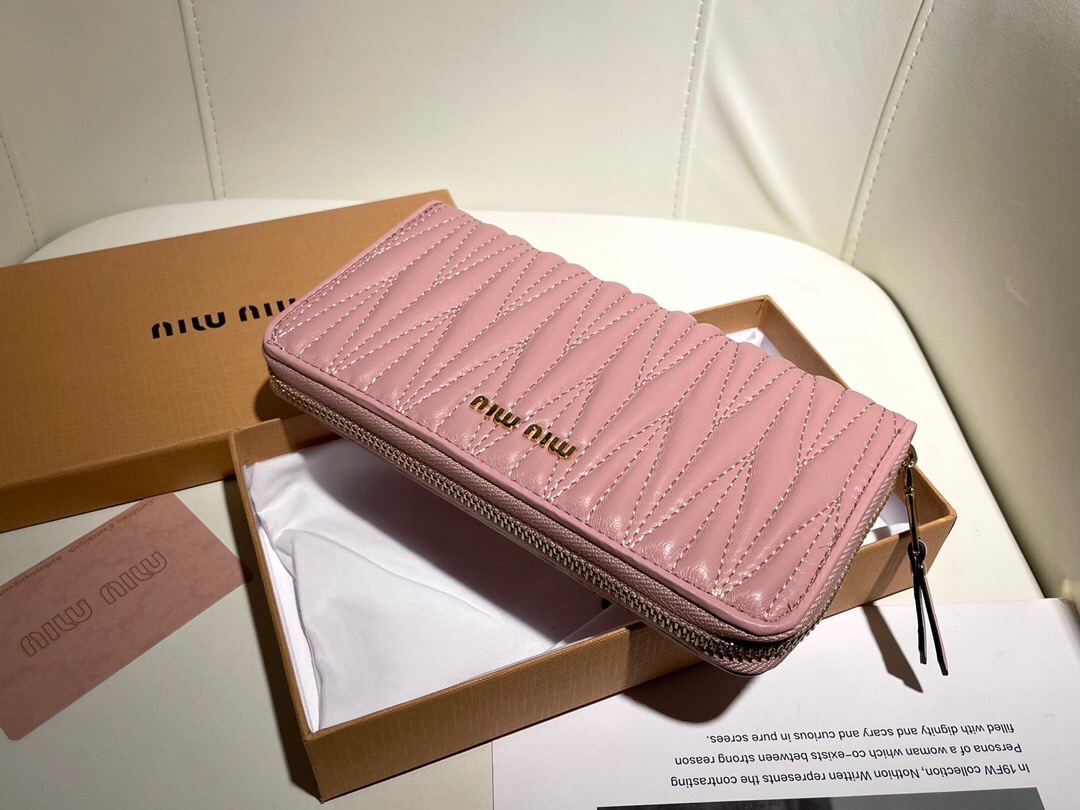 人気セールミュウミュウ人気ウォレットスーパーコピー　miumiu専門店の最新作品_6