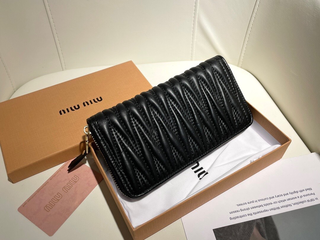 数量限定得価ミュウミュウ黒ウォレットn級品　miumiu専門店の最新作品_6