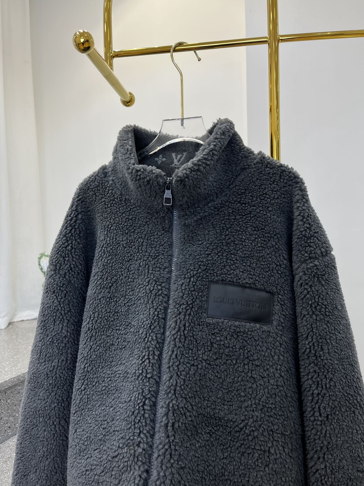 激安大特価最新作のルイヴィトンジャケットスーパーコピー　Vの有名なセレブ愛用のスタンドカラーの羊毛コート_3