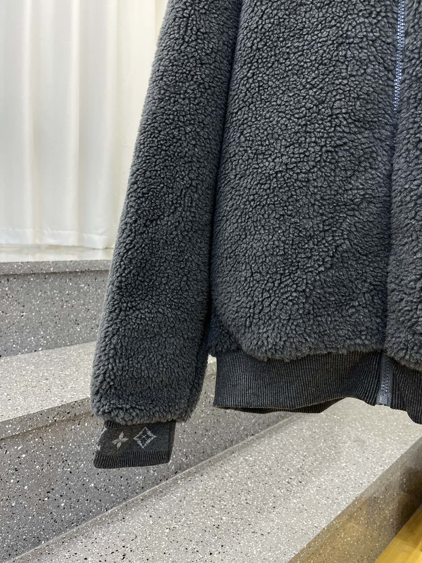 激安大特価最新作のルイヴィトンジャケットスーパーコピー　Vの有名なセレブ愛用のスタンドカラーの羊毛コート_4