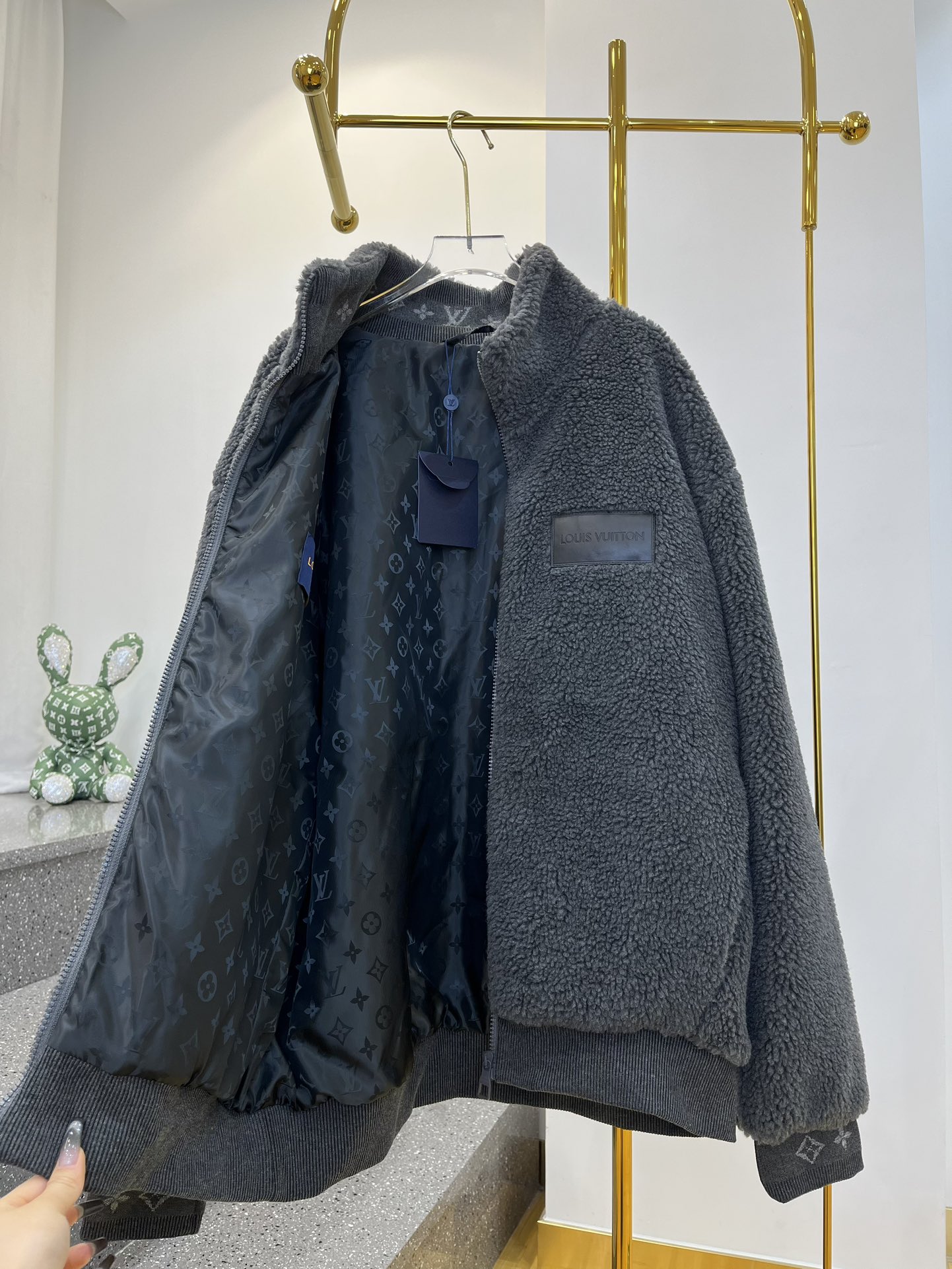 激安大特価最新作のルイヴィトンジャケットスーパーコピー　Vの有名なセレブ愛用のスタンドカラーの羊毛コート_7