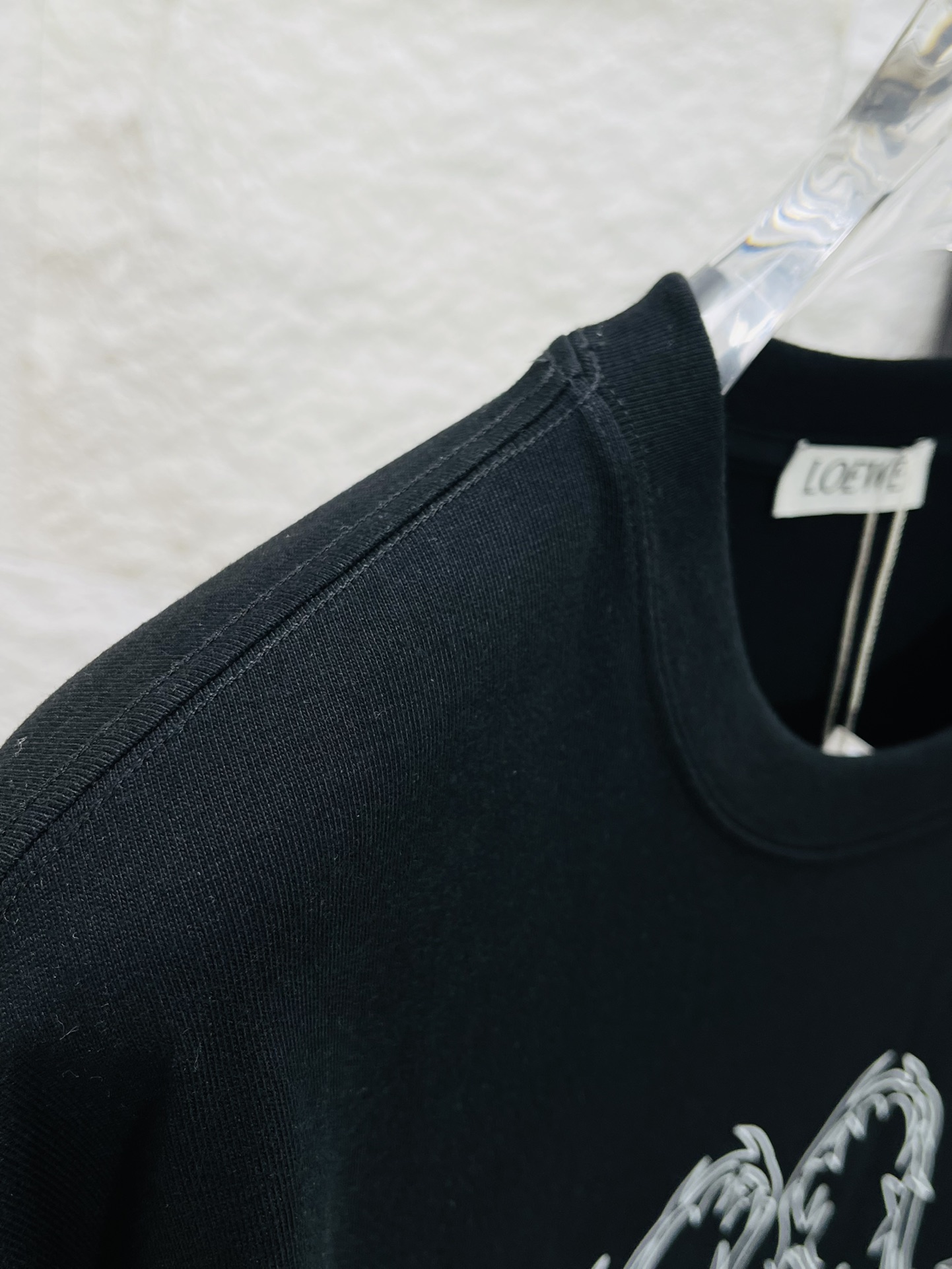 新作入荷定番ロエベ黒半袖Ｔシャツスーパーコピー　上質で重厚感のある生地 ブランドのロゴ　_3