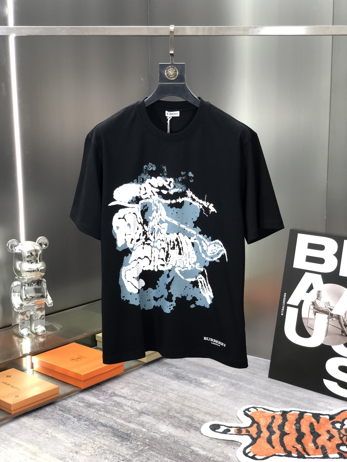 バーバリー 2024新作 スーパーコピー 半袖 Tシャツ コットン ブラック 柔らかい 高級 花柄_1