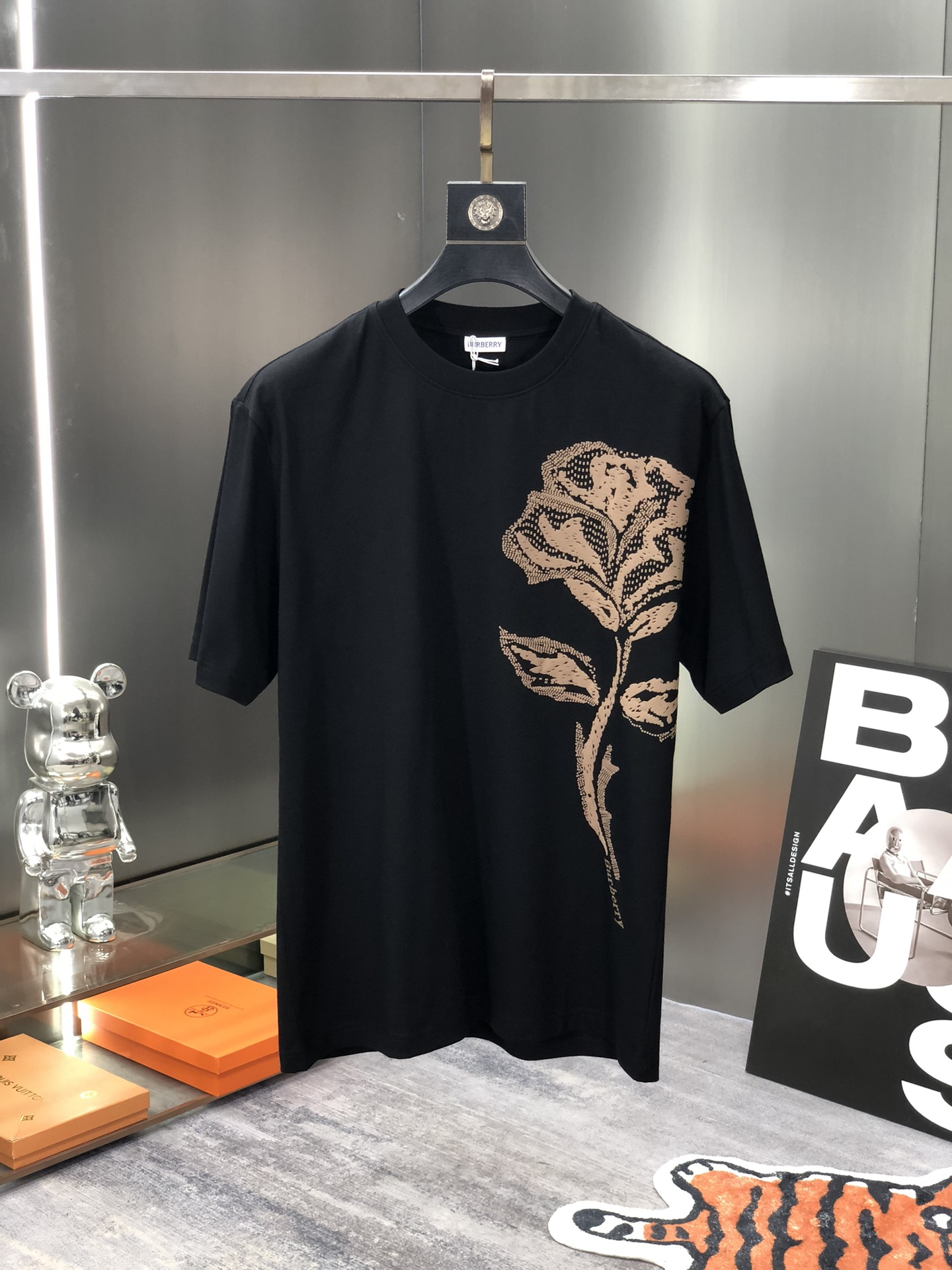 バーバリー BURBERRY限定 スーパーコピー 半袖 Tシャツ コットン ブラック 柔らかい 高級 花柄_1