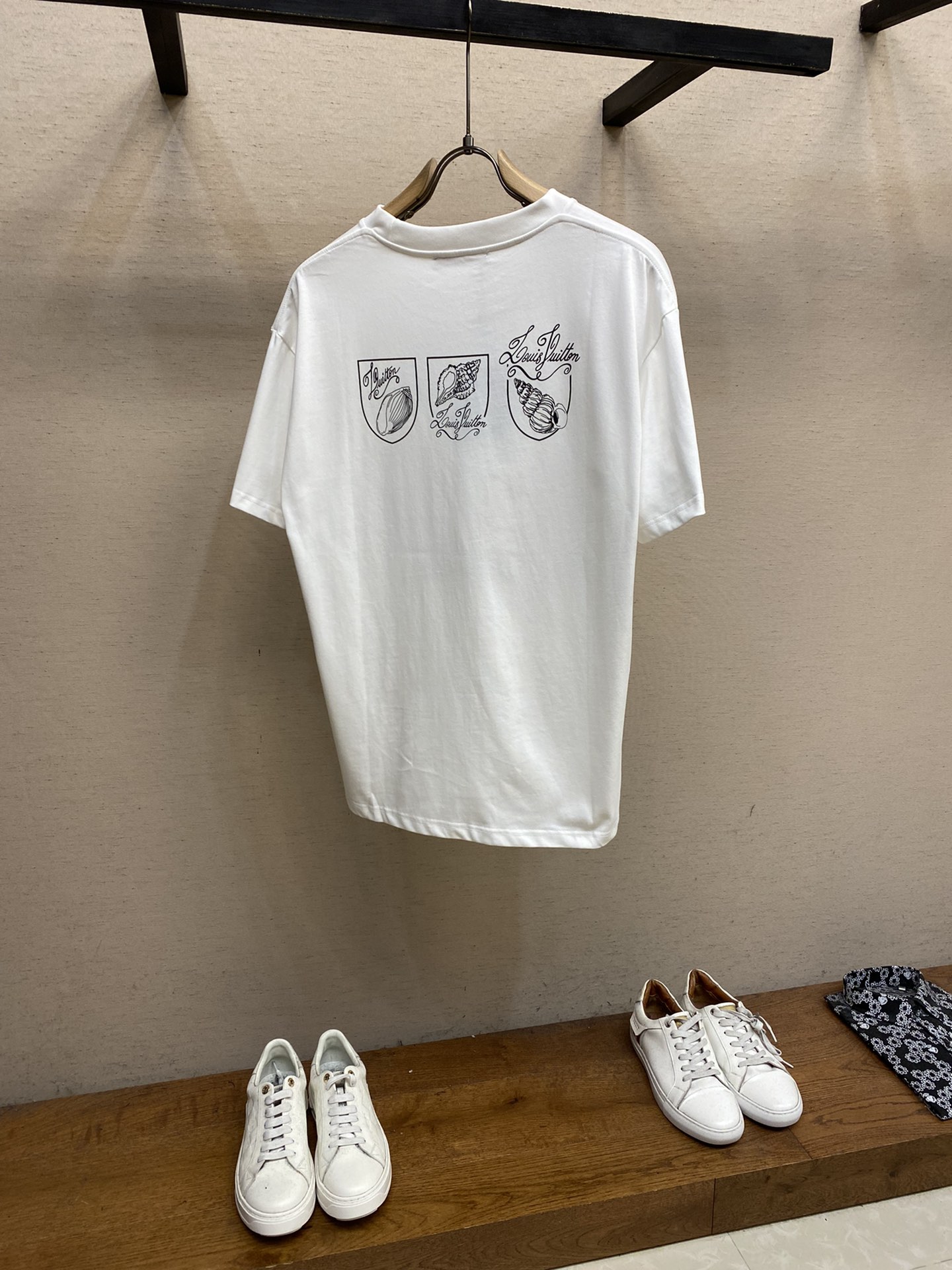 最新作白ルイヴィトンｔシャツ偽物 快適  ゆったりとしたデザイン_2