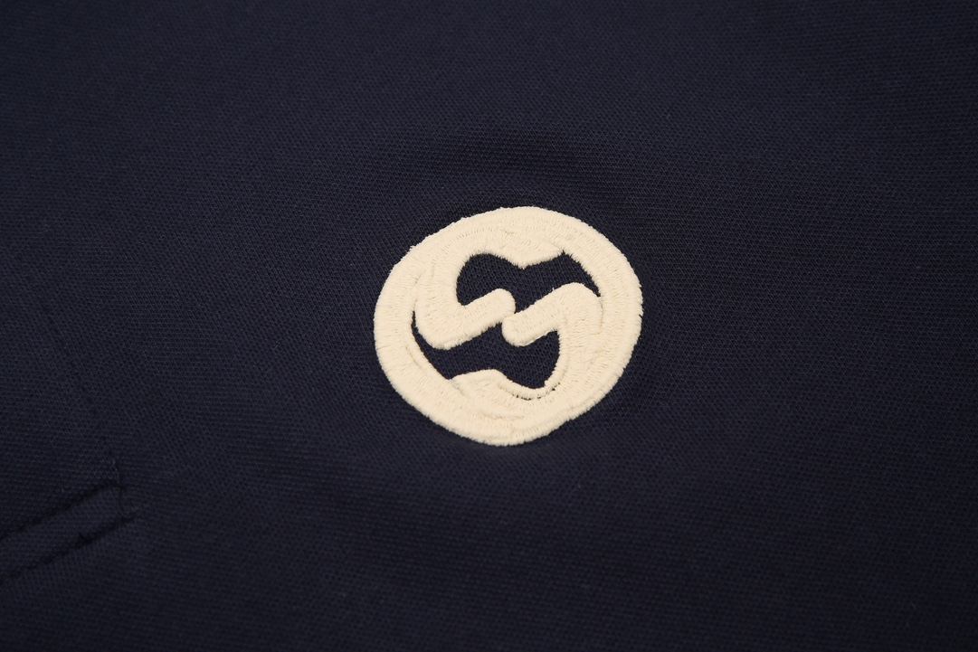 2023新登場のグッチ襟つきtシャツn級品 小さなロゴが刺繍された POLOシャツ_6