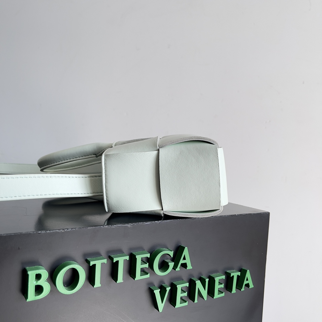 ボッテガヴェネタ 2024新作 コピー バッグ レザー ライトブルー 軽量 ショルダーバッグ 大容量_2