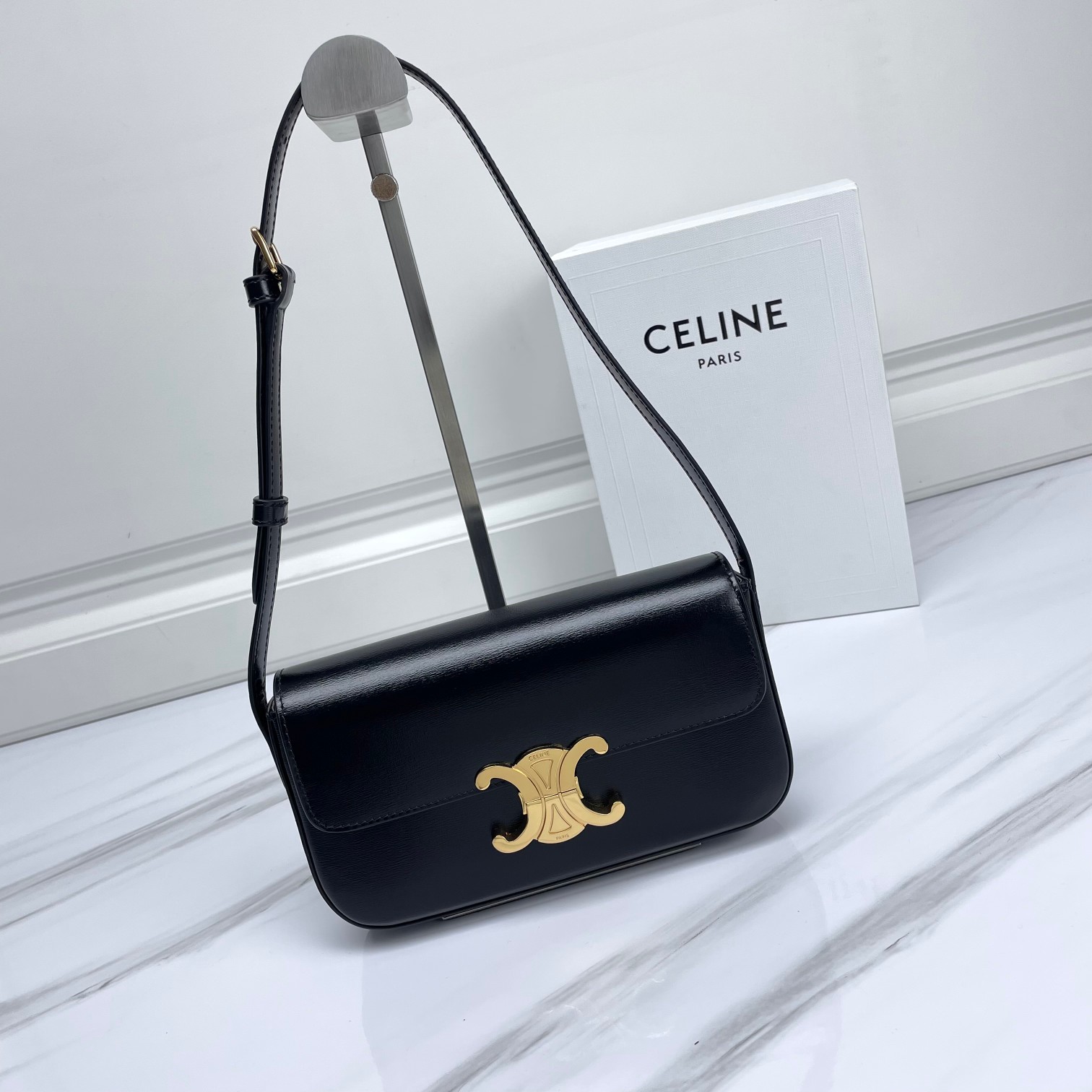 驚きの破格値　人気のセリーヌ　バッグ n級品　ラムスキン　Shoulder Bags　Triomphe　_1