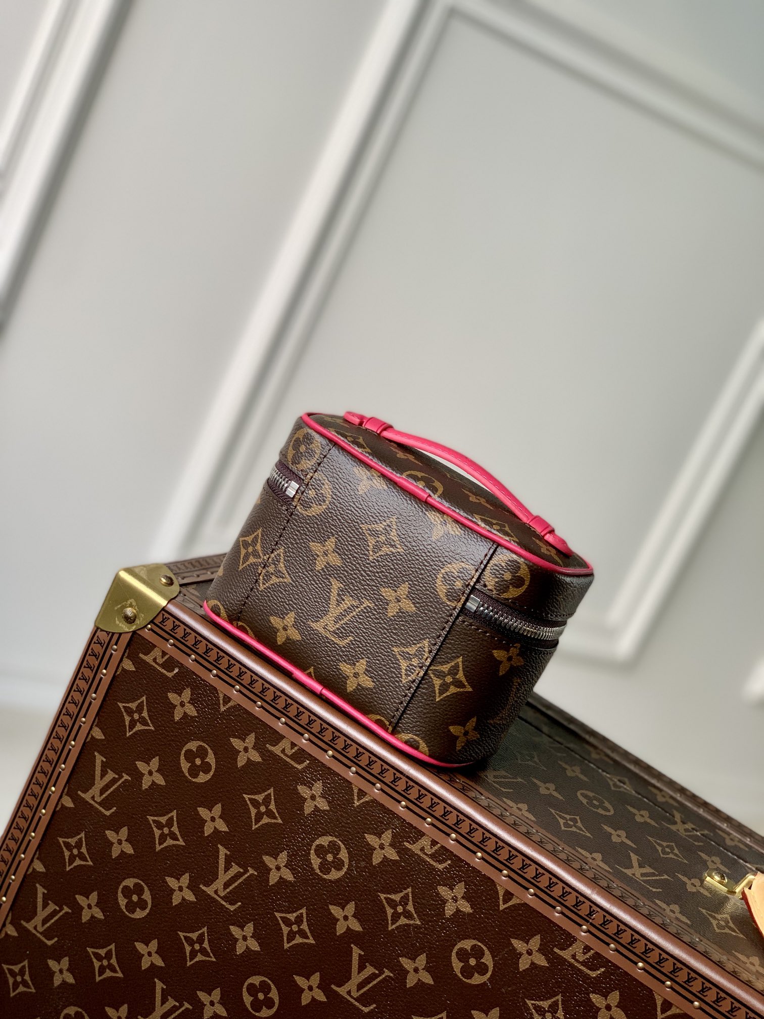 有名人の愛用品 vuitton ウォレット バッグ偽物 収納スペース 隠しジッパーポケット_2