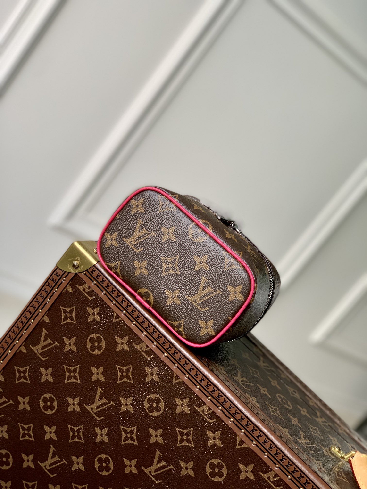 有名人の愛用品 vuitton ウォレット バッグ偽物 収納スペース 隠しジッパーポケット_3