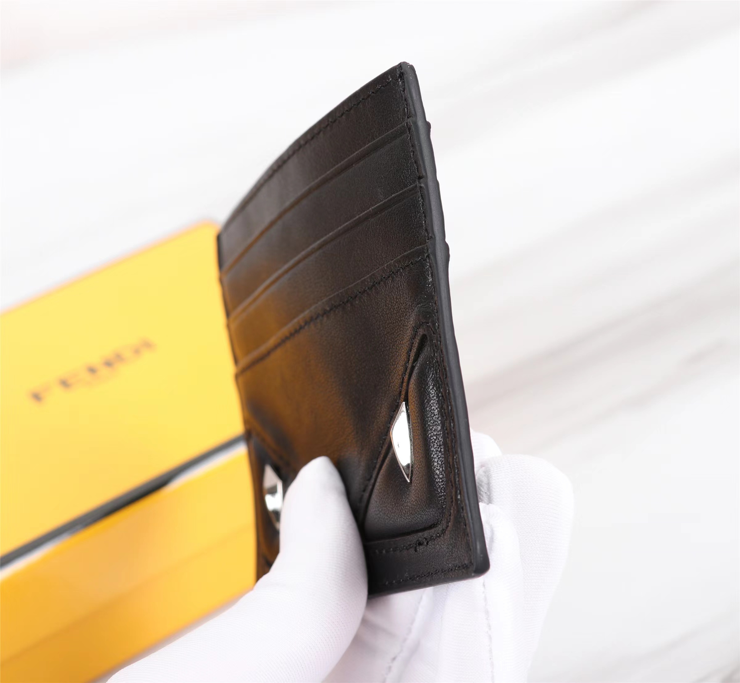 新作 入荷 格安フェンディ カードケースn級品高級感 短い 財布型 クラシックな要素_5