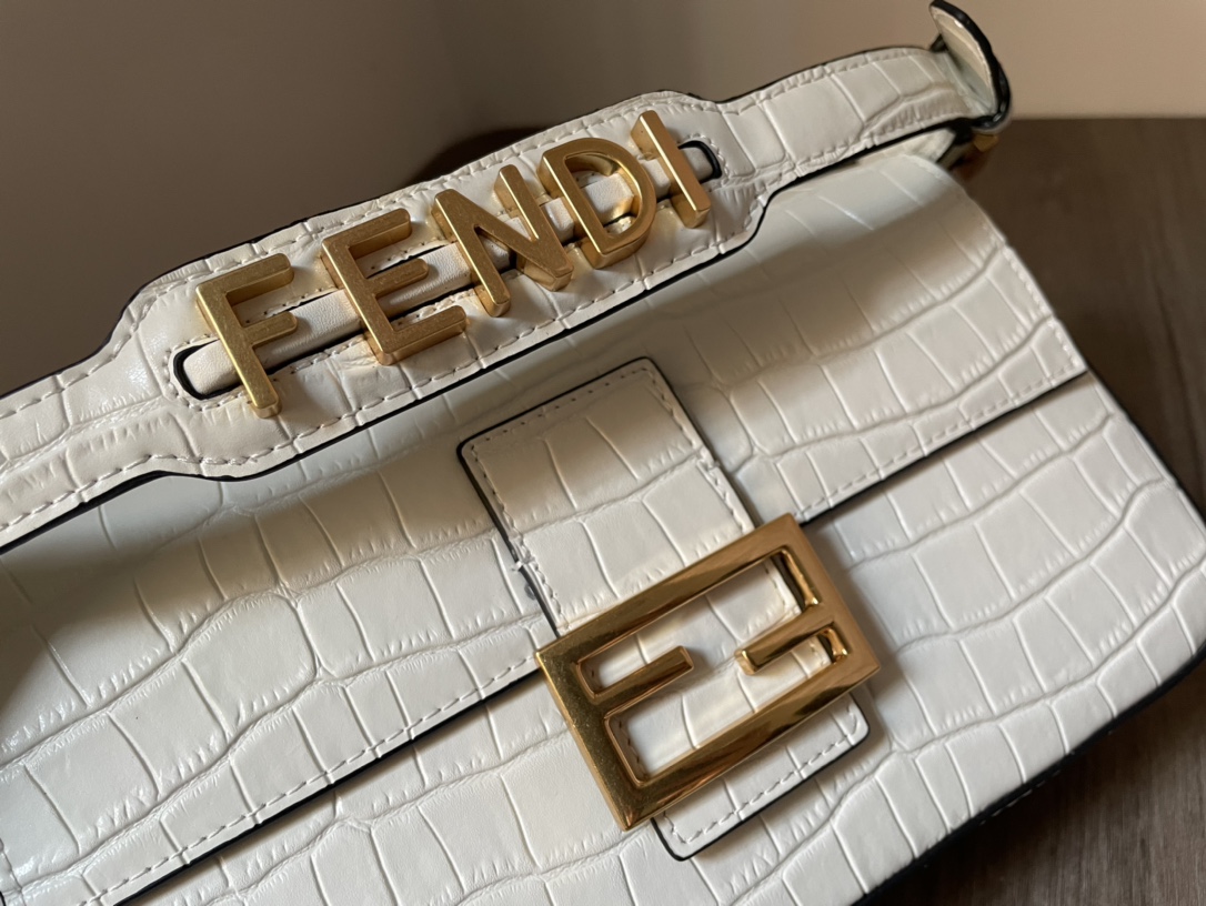 驚きの破格値人気のフェンディ ウォレットバッグn級品Fendiの文字　Baguette バッグ　取り外し可能　_4