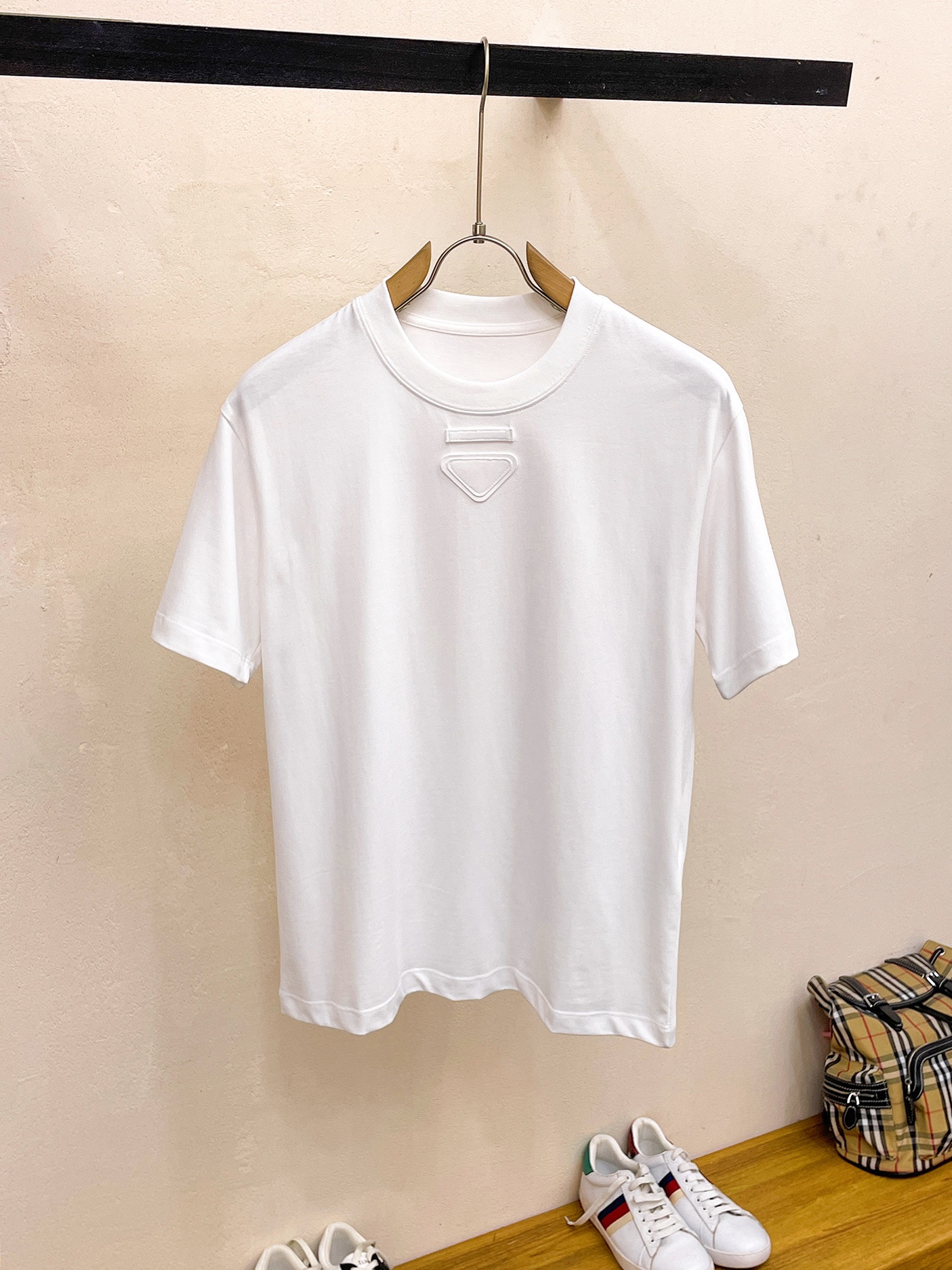 驚きの破格値人気の レディースプラダtシャツn級品 通気性 ブランドの特徴 優れたデザイン_1
