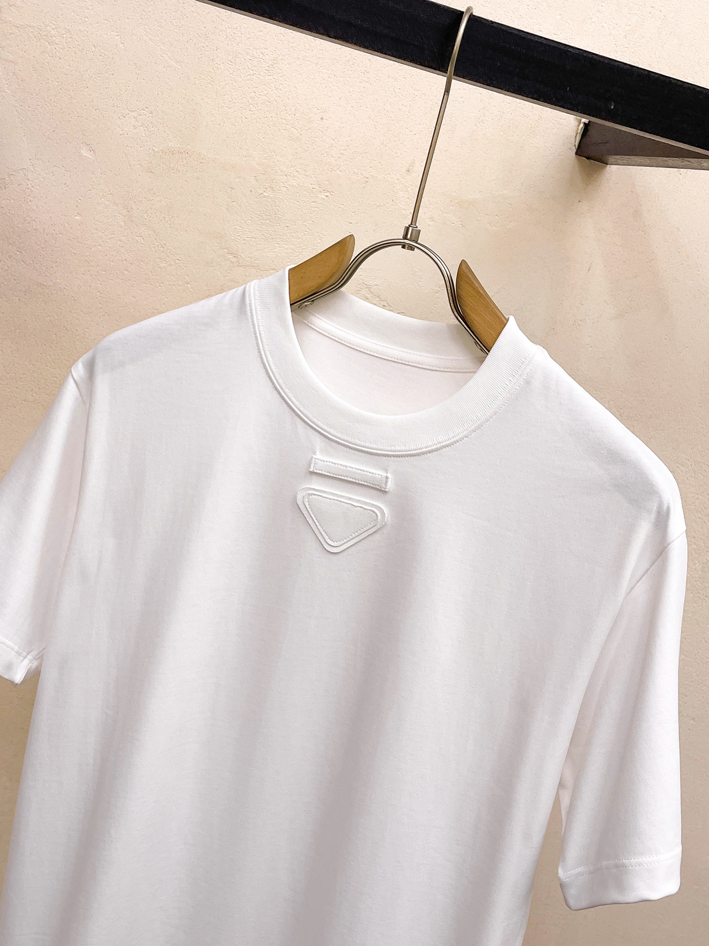 驚きの破格値人気の レディースプラダtシャツn級品 通気性 ブランドの特徴 優れたデザイン_3