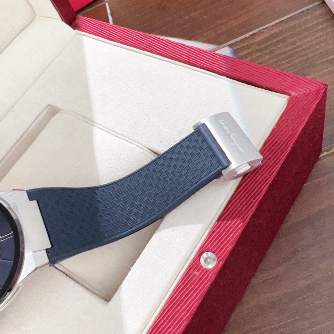 今季セール 限定品 Ferragamo時計偽物 41mmのケース径 反射防止ブルーコーティング_4
