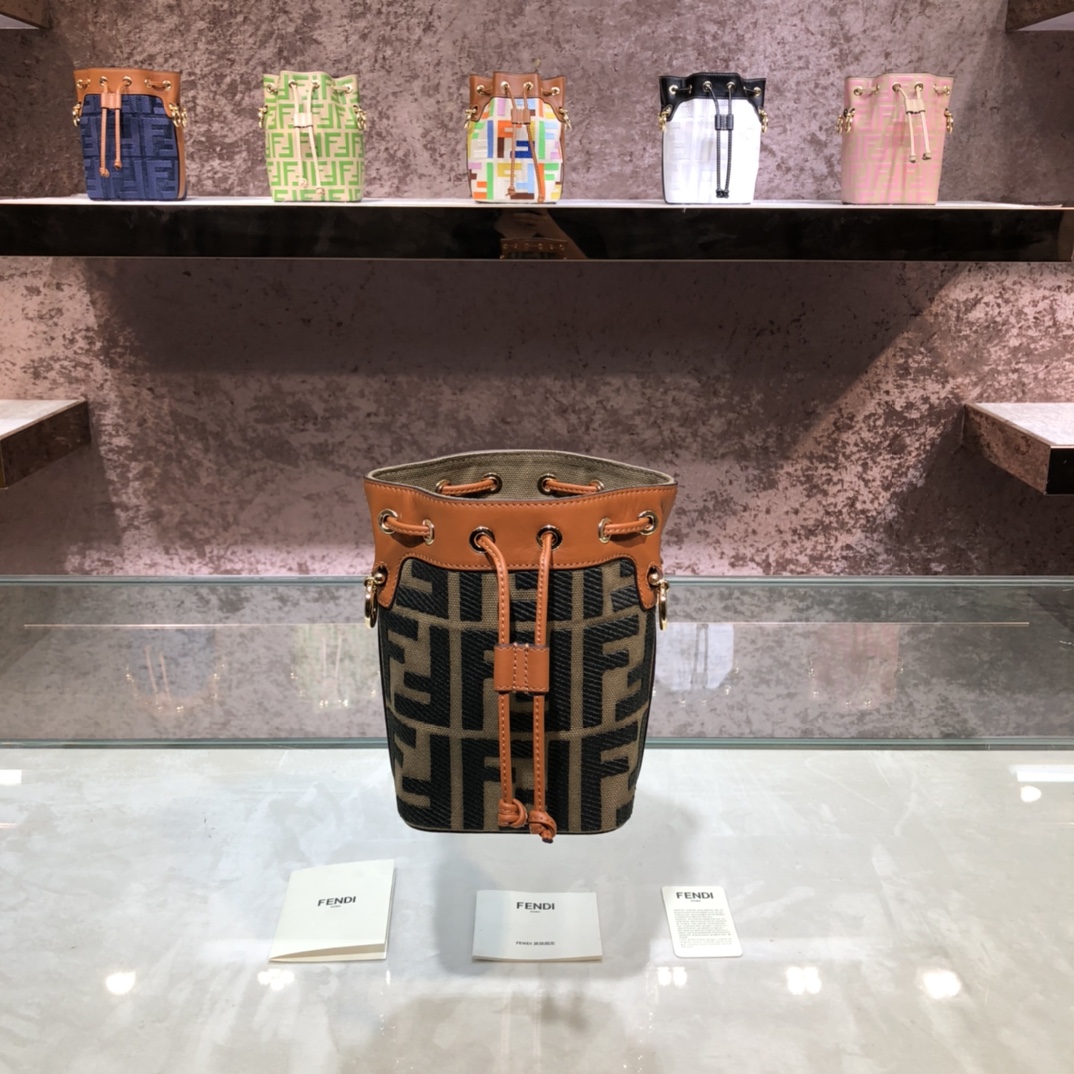 芸能人愛用 高級感ある通勤バッグ フェンディコピー2020年の人気代表作 デニム刺繍_1