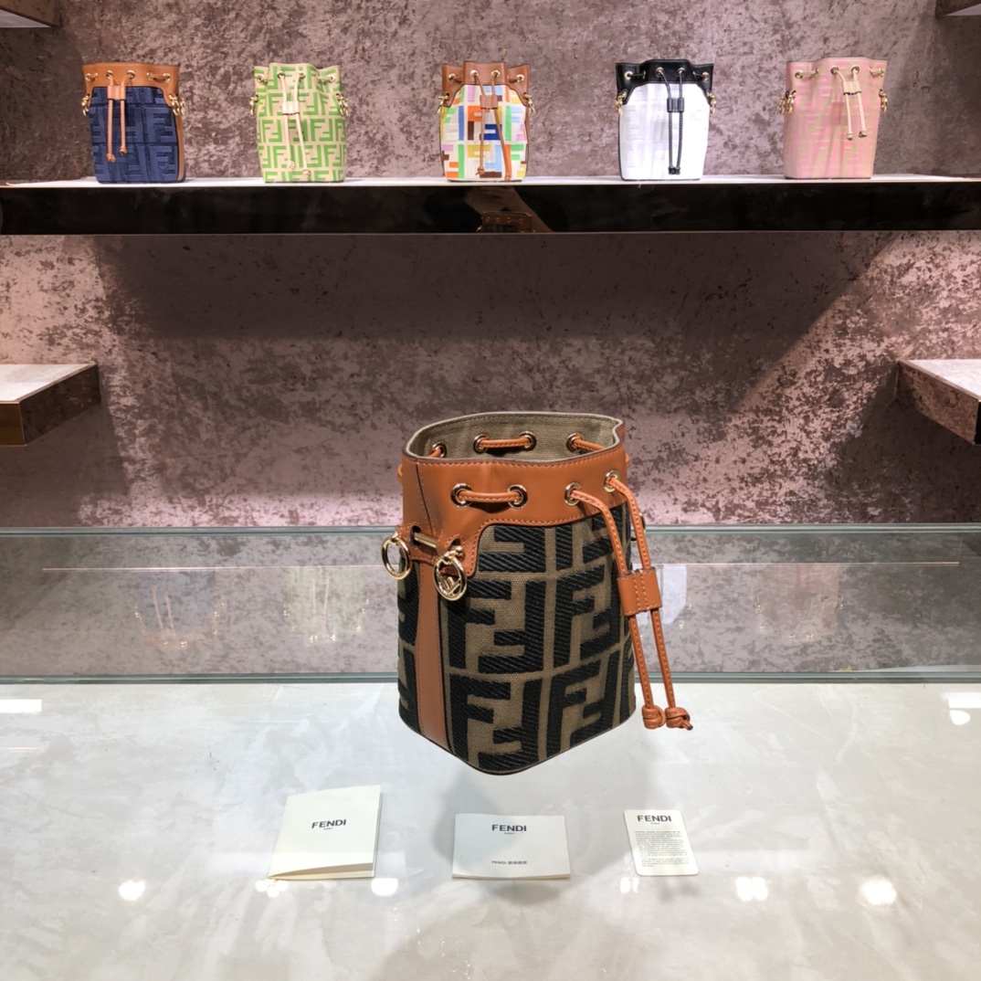 芸能人愛用 高級感ある通勤バッグ フェンディコピー2020年の人気代表作 デニム刺繍_2